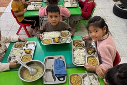 Giờ ăn khay - Rèn nếp ăn uống văn minh cho trẻ ( Tháng 12)