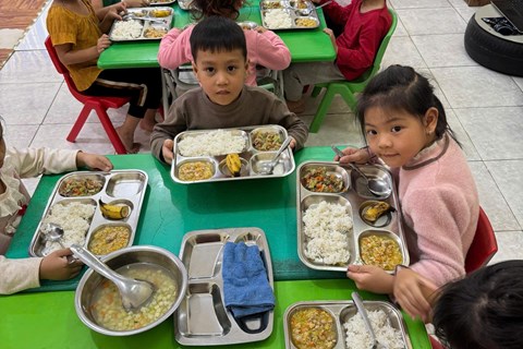 Giờ ăn khay - Rèn nếp ăn uống văn minh cho trẻ ( Tháng 12)